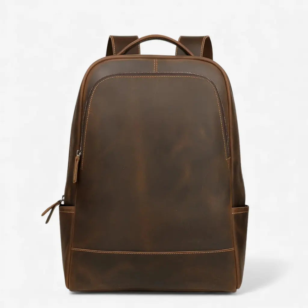 Sac à dos en cuir marron présenté de face sur fond clair