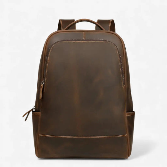 Sac à dos en cuir marron présenté de face sur fond clair