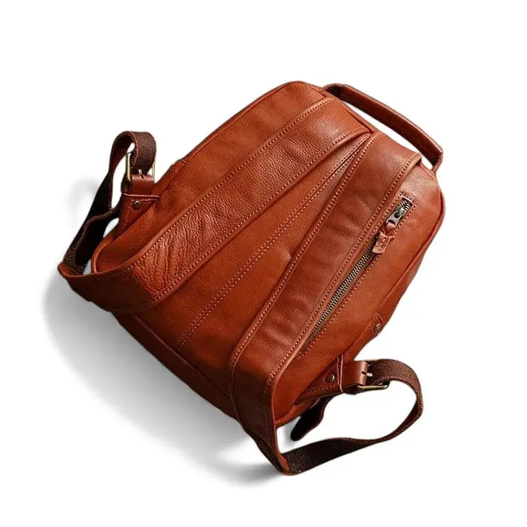 Vue arrière d’un sac à dos en cuir marron, montrant les coutures et la texture du cuir