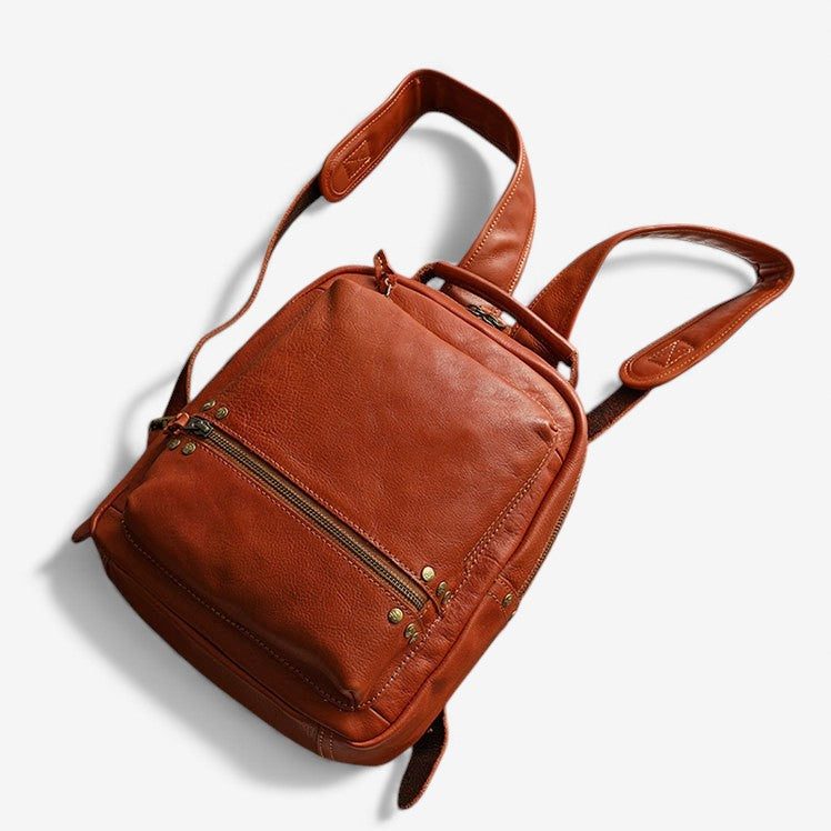 Sac à dos en cuir marron vu du dessus, montrant la forme et les fermetures zippées