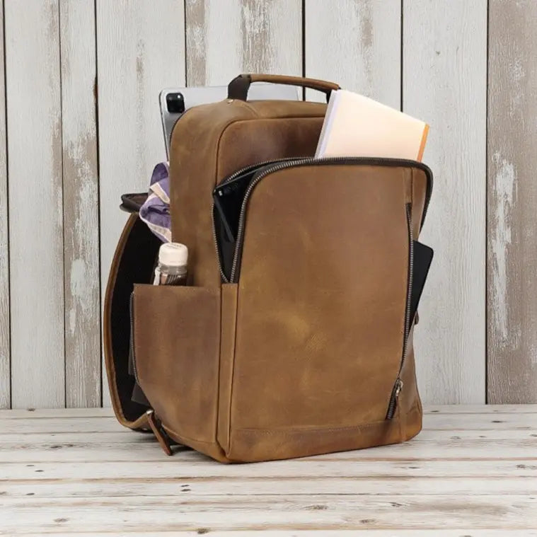 Sac à dos en cuir de vachette marron foncé avec port USB rempli d’accessoires