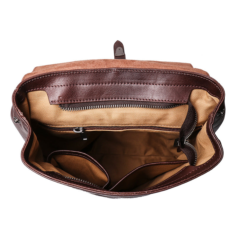 Intérieur du sac à dos en cuir marron avec poches zippées et compartiments.