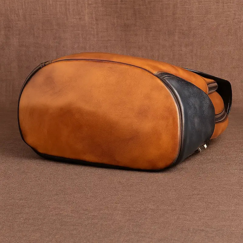 Vue du dessous du sac à dos en cuir de vachette gaufré brun et noir