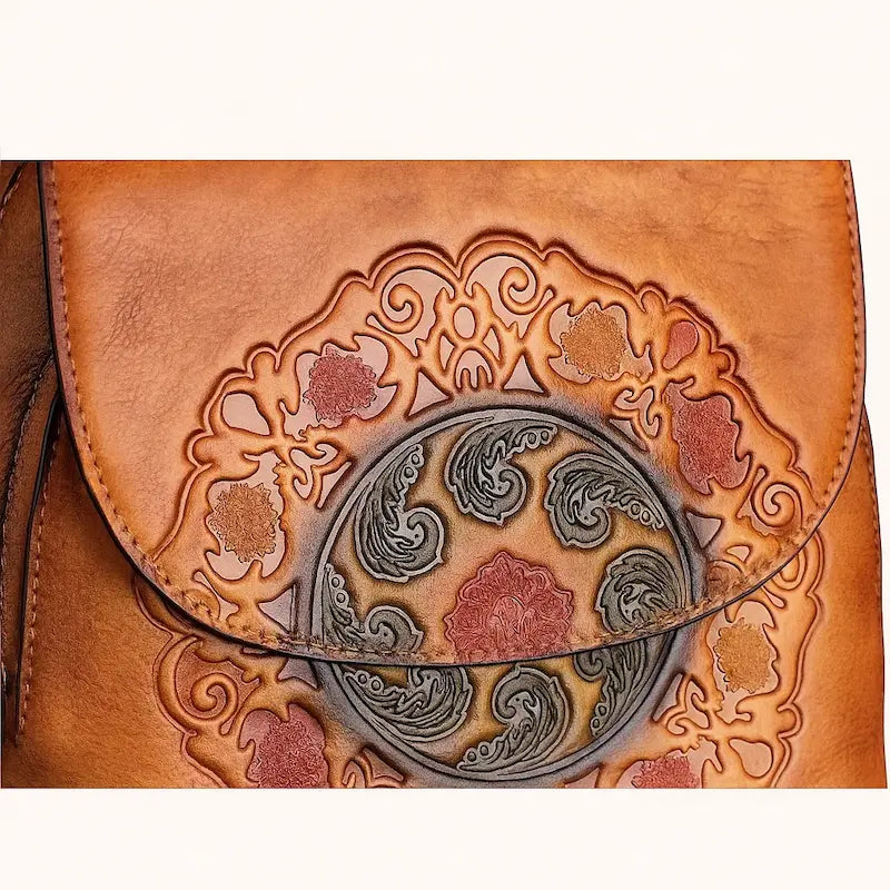 Détail du rabat avec motif floral gaufré coloré sur cuir de vachette brun