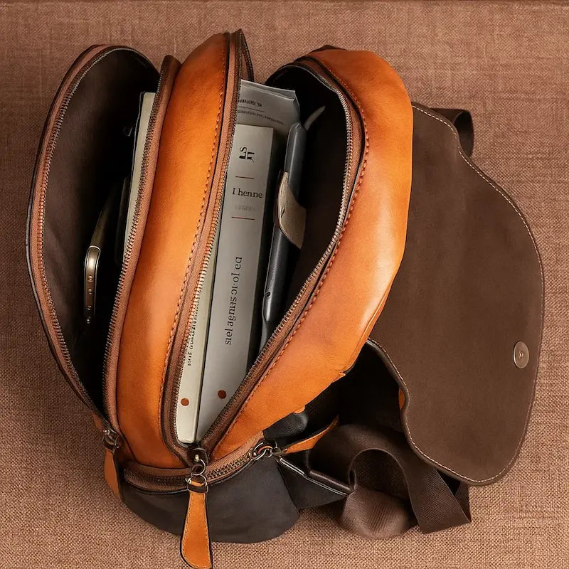 Sac à dos en cuir de vachette motif ethnique avec compartiment principal ouvert contenant ordinateur portable