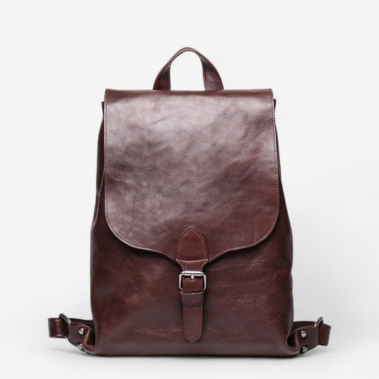 Sac à dos en cuir de vachette marron, fermeture à rabat avec boucle, design sobre et élégant.