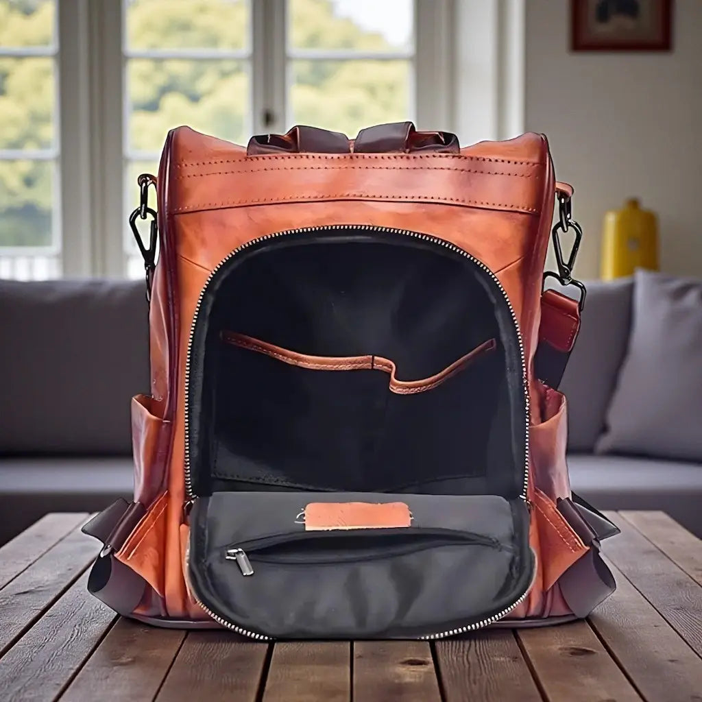 Intérieur d’un sac à dos en cuir véritable marron clair avec compartiments de rangement