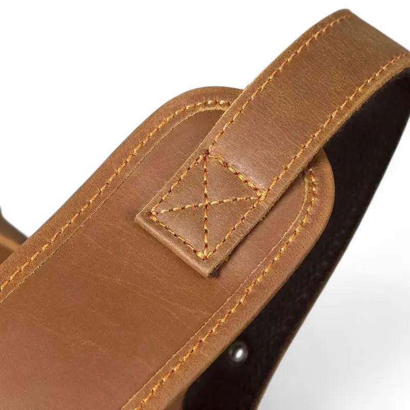 Zoom sur les coutures renforcées du sac à dos en cuir véritable marron