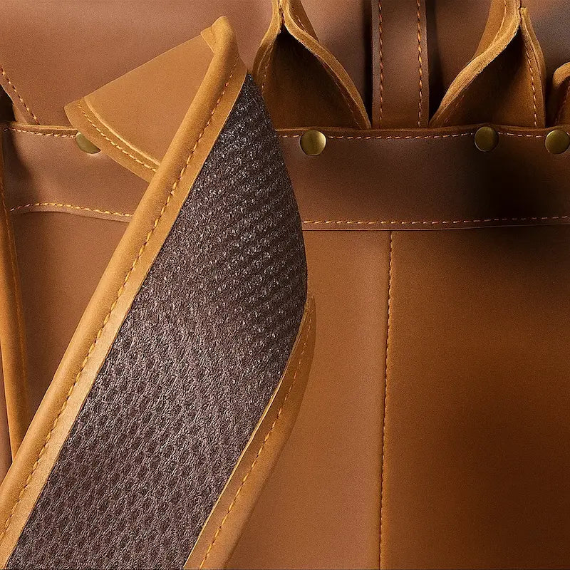 Vue du dos renforcé du sac à dos en cuir véritable de vachette marron avec plaque ergonomique