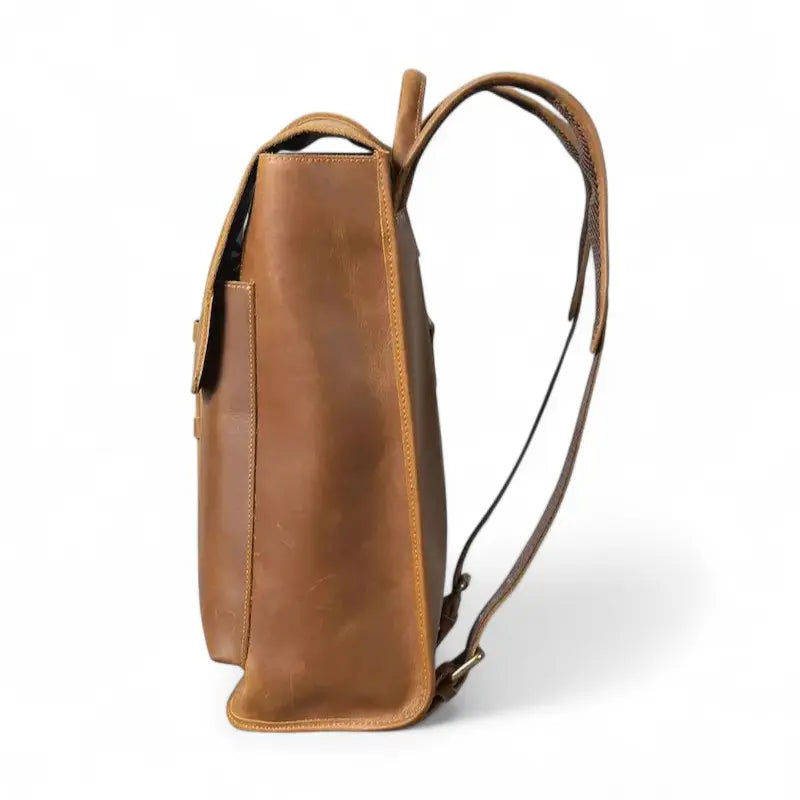 Vue de côté du sac à dos en cuir véritable de vachette marron au design rectangulaire