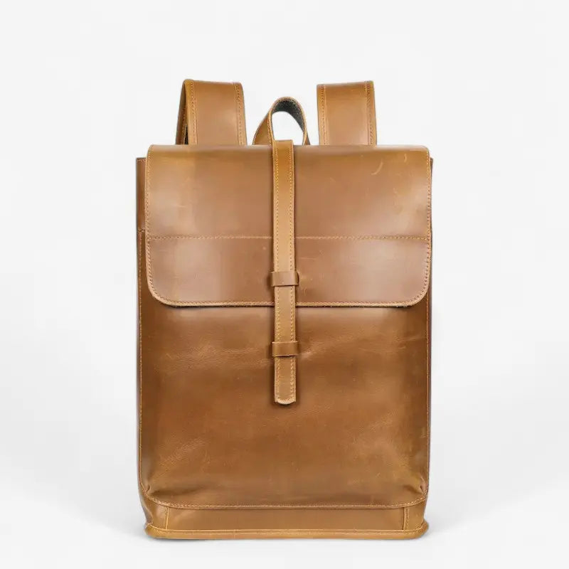 Sac à dos en cuir véritable de vachette marron, design rectangulaire épuré avec rabat et boucle