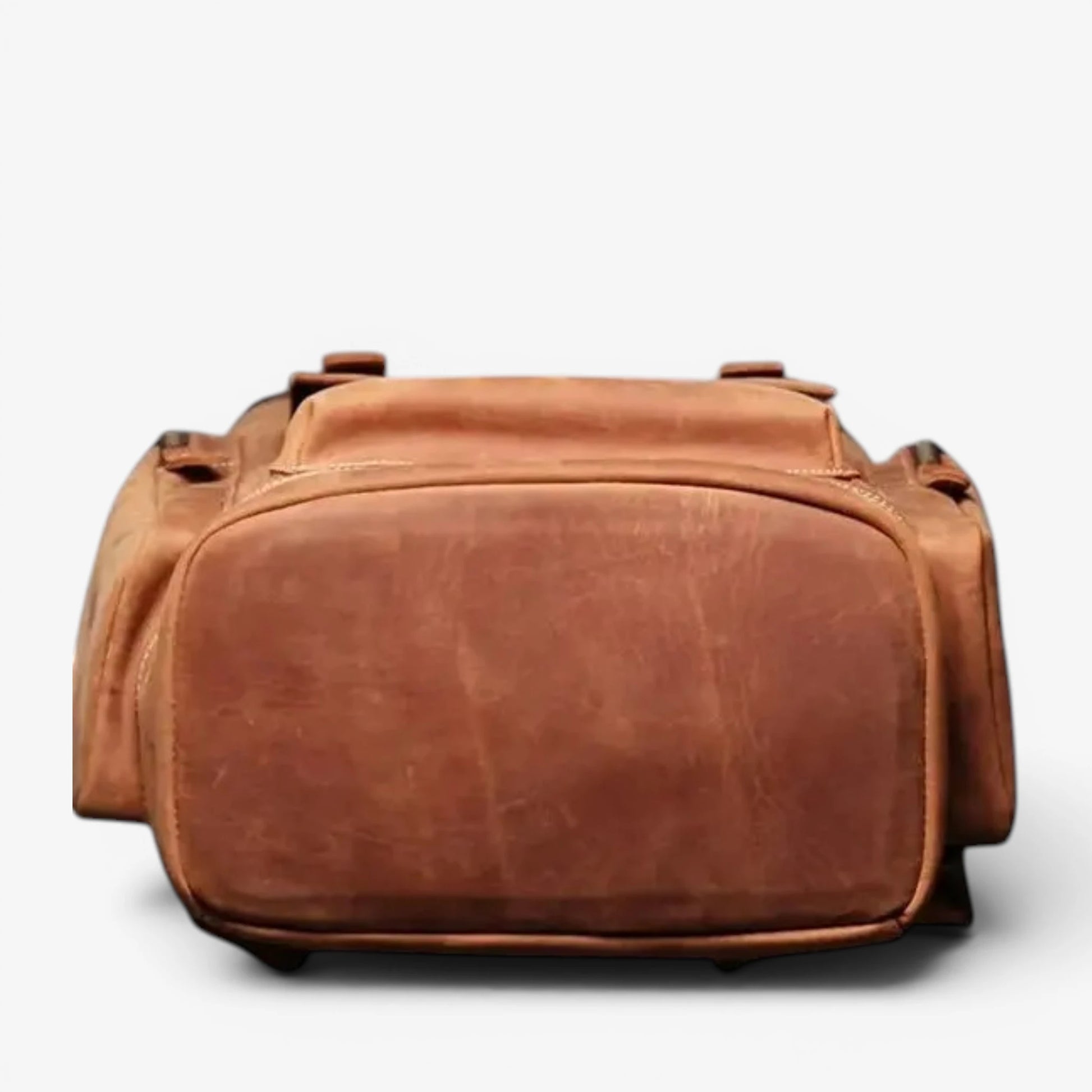 Vue du dessous du sac à dos en cuir vintage camel