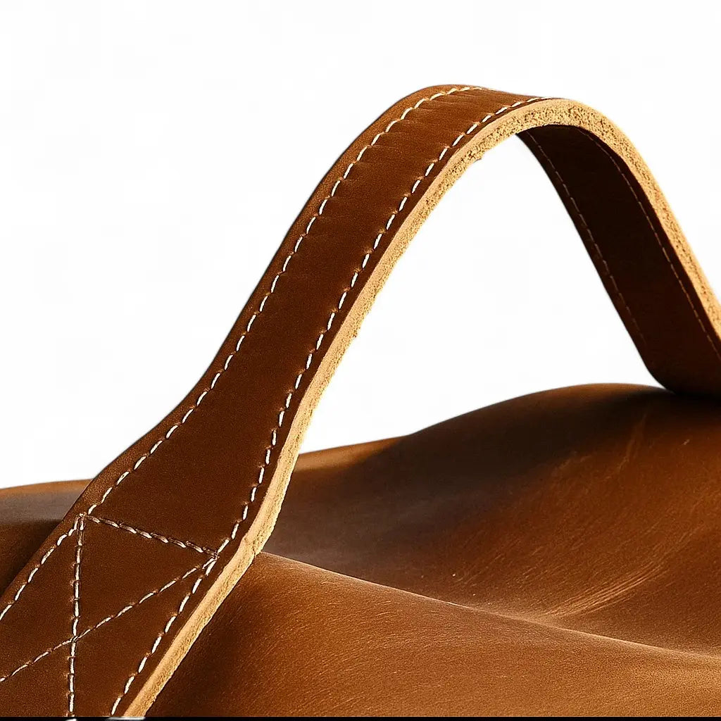 Détail de la double poignée du sac à dos en cuir vintage marron pour homme