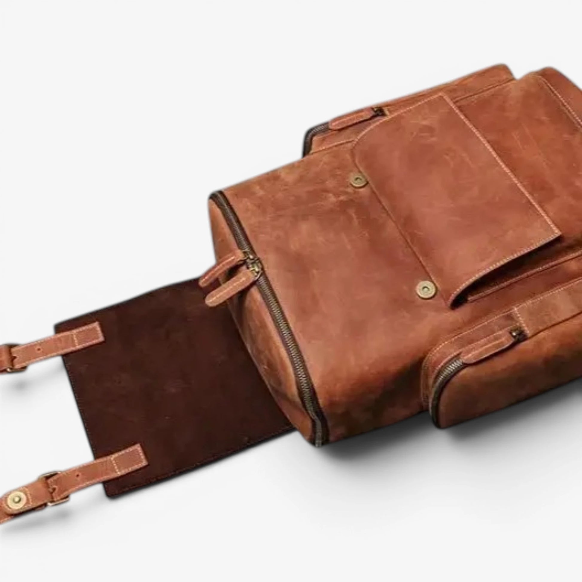 Sac à dos en cuir vintage camel ouvert avec rabat déployé