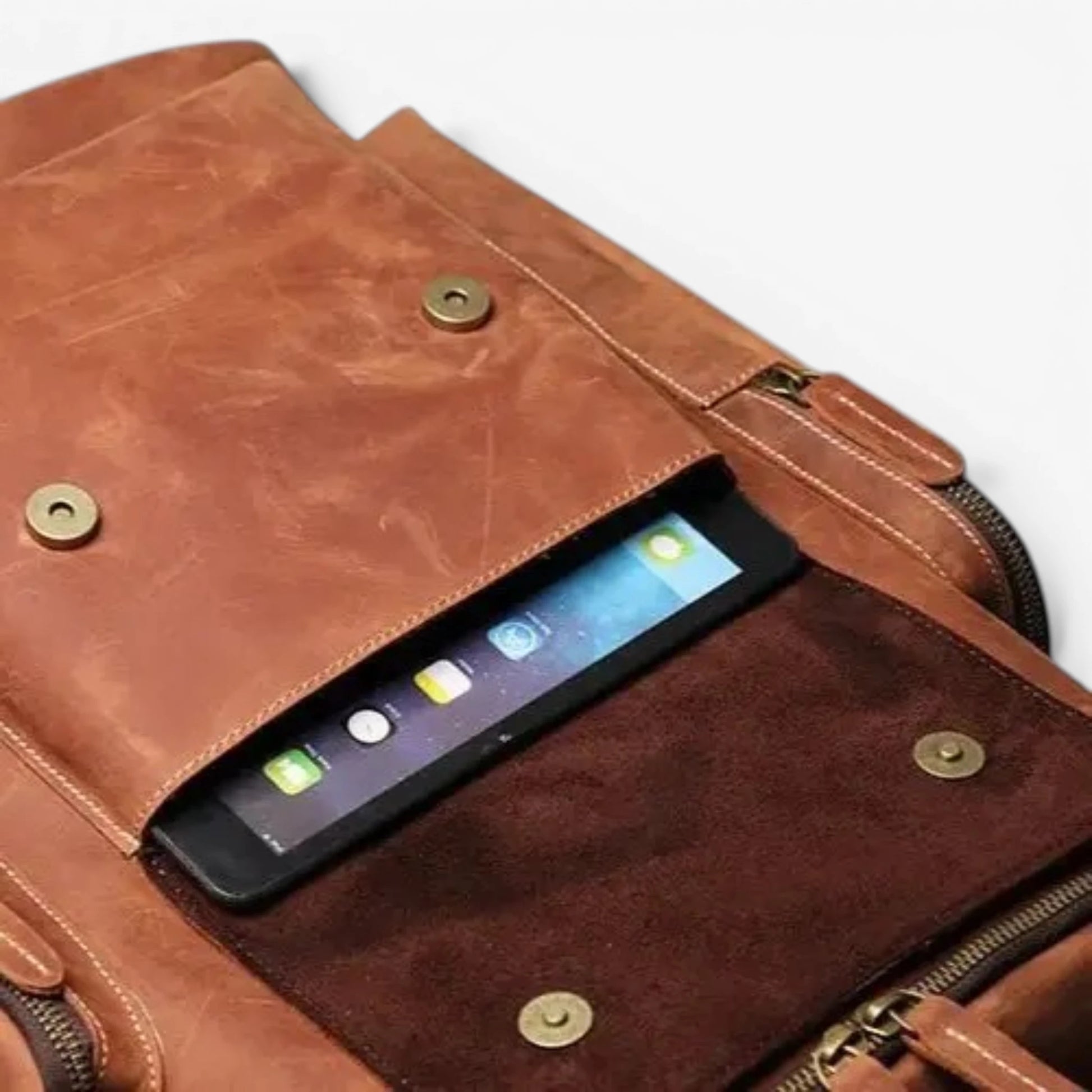 Vue du sac à dos en cuir vintage camel avec tablette rangé sous le rabat