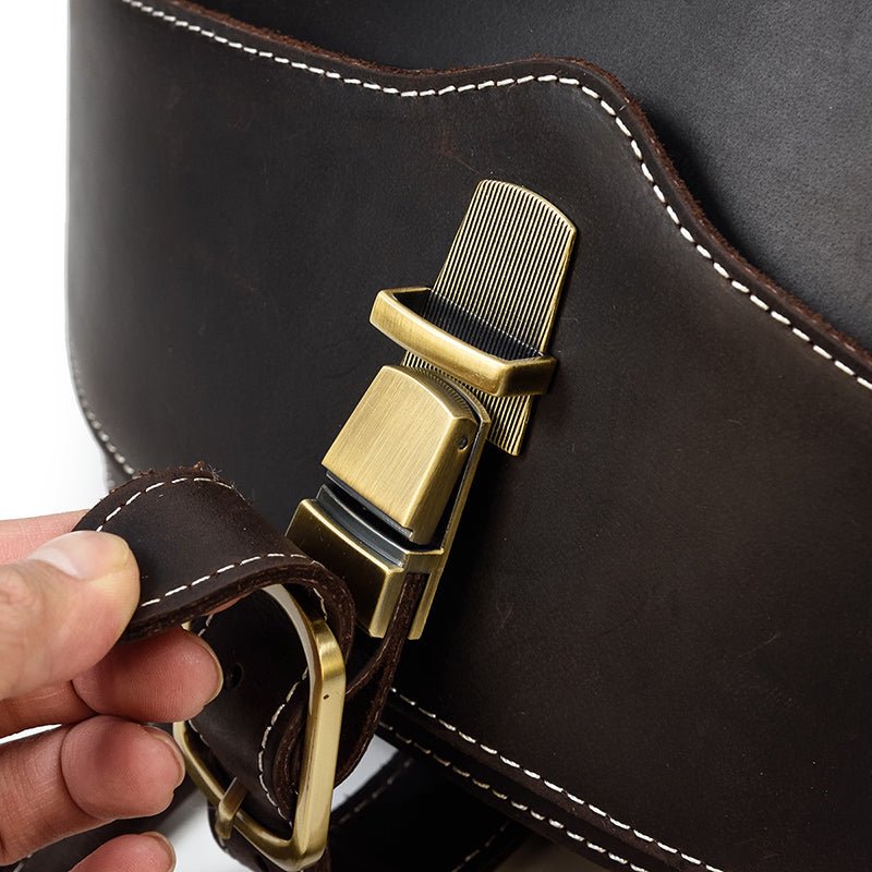 Gros plan du fermoir métallique d’un sac à dos cuir vintage marron