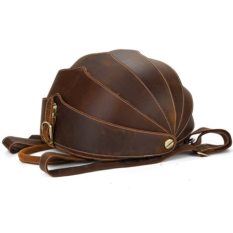 Sac à dos cuir vintage marron vu de profil posé au sol