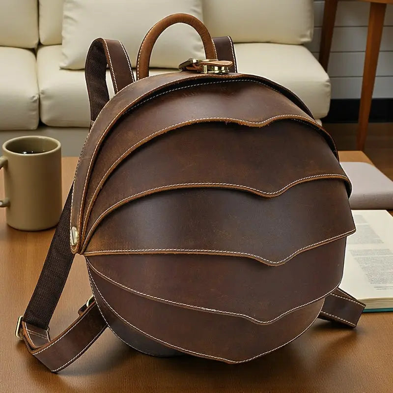Sac à dos cuir vintage scarabée marron en vue rapprochée posé en intérieur