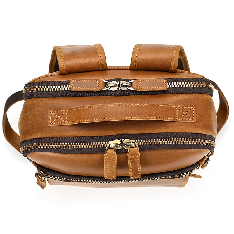 Vue du dessus du sac à dos en cuir vintage avec fermetures zippées solides