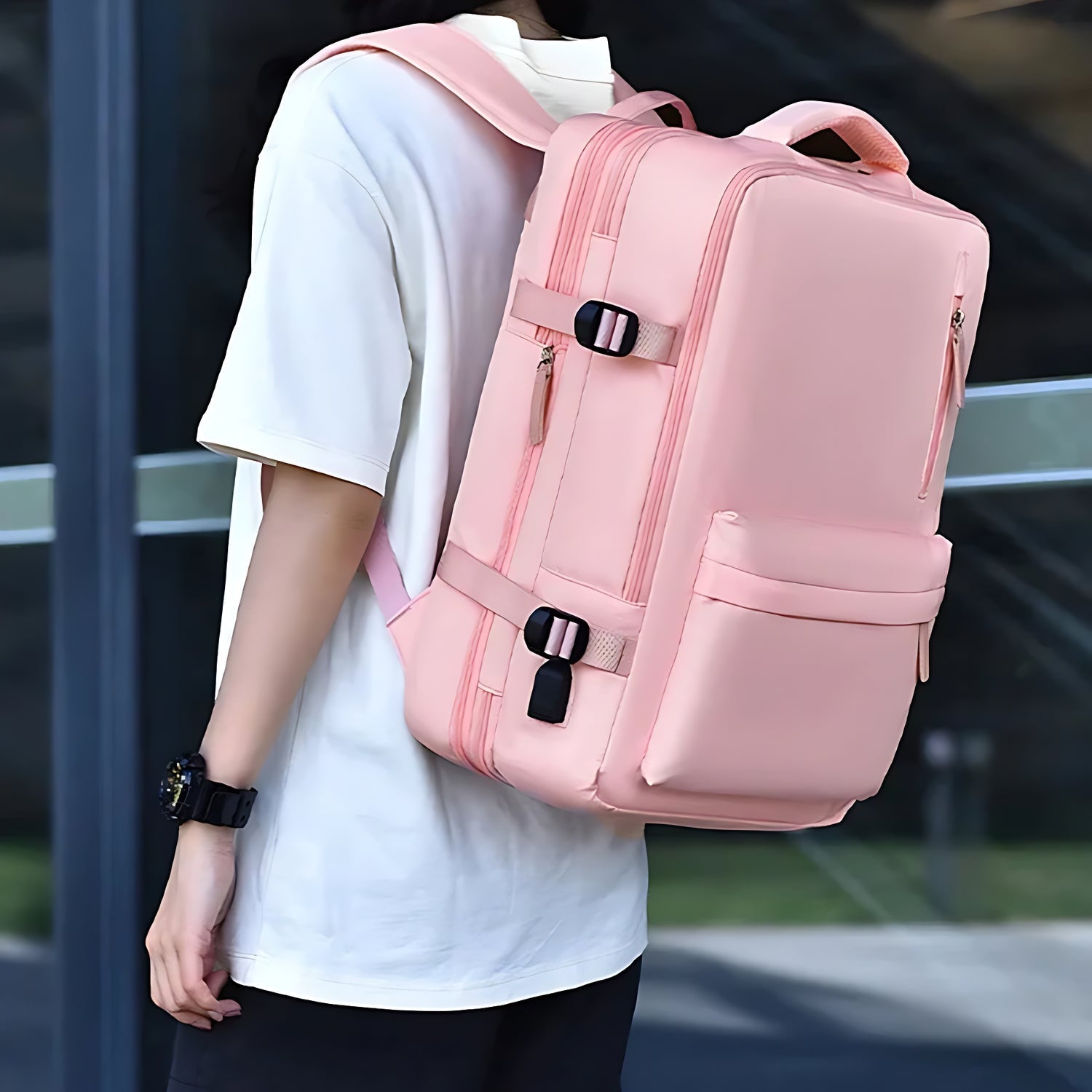 Sac à dos cabine 35L rose – porté sur le dos d’un adulte, vue extérieure urbaine