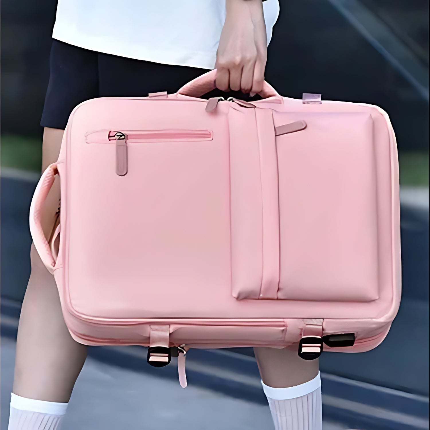 Sac cabine 35L rose – porté à la main en mode valise par un adulte, style urbain