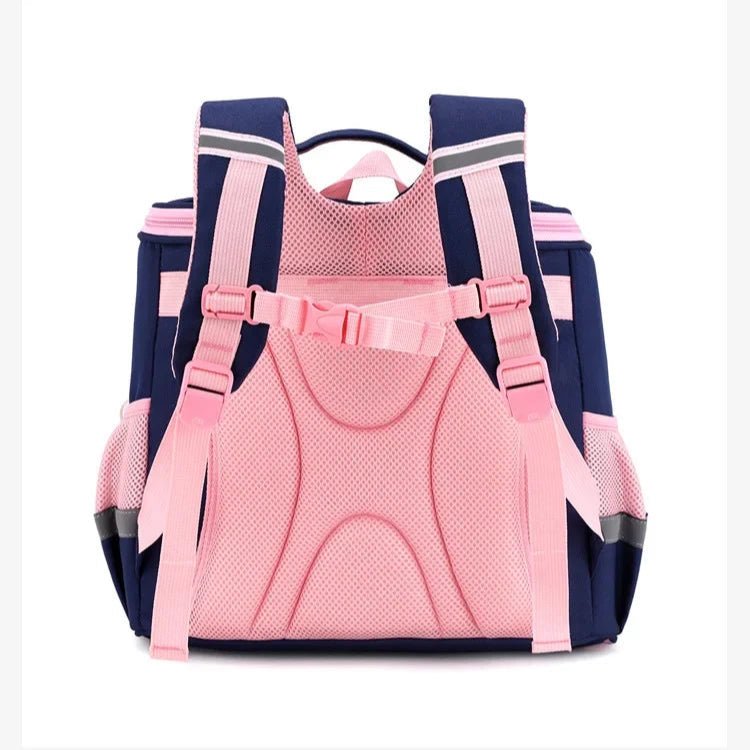 Vue arrière d’un sac à dos scolaire fille, coloris rose et bleu marine, bretelles réglables épaissies et rembourrage dorsal ergonomique
