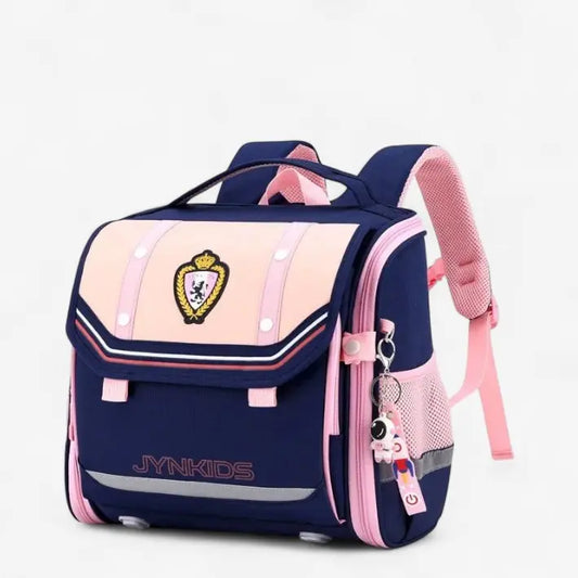 Sac à dos scolaire rose et bleu foncé JYNKIDS vu de face – écusson doré, porte-clés décoratif et poches latérales filet