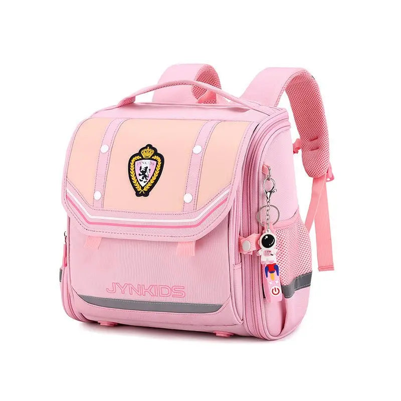 Sac à dos scolaire entièrement rose clair JYNKIDS avec rabat rigide, écusson royal brodé et porte-clés astronaute – design ergonomique pour fille