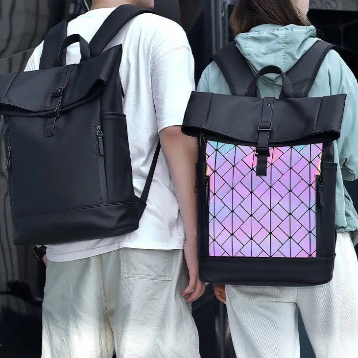 Deux personnes portant un sac à dos noir, dont un modèle avec effet holographique réfléchissant