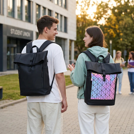 Deux personnes portant un sac à dos noir, dont un modèle avec effet holographique réfléchissant
