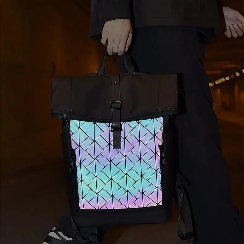Sac à dos noir avec effet réfléchissant holographique, porté à la main