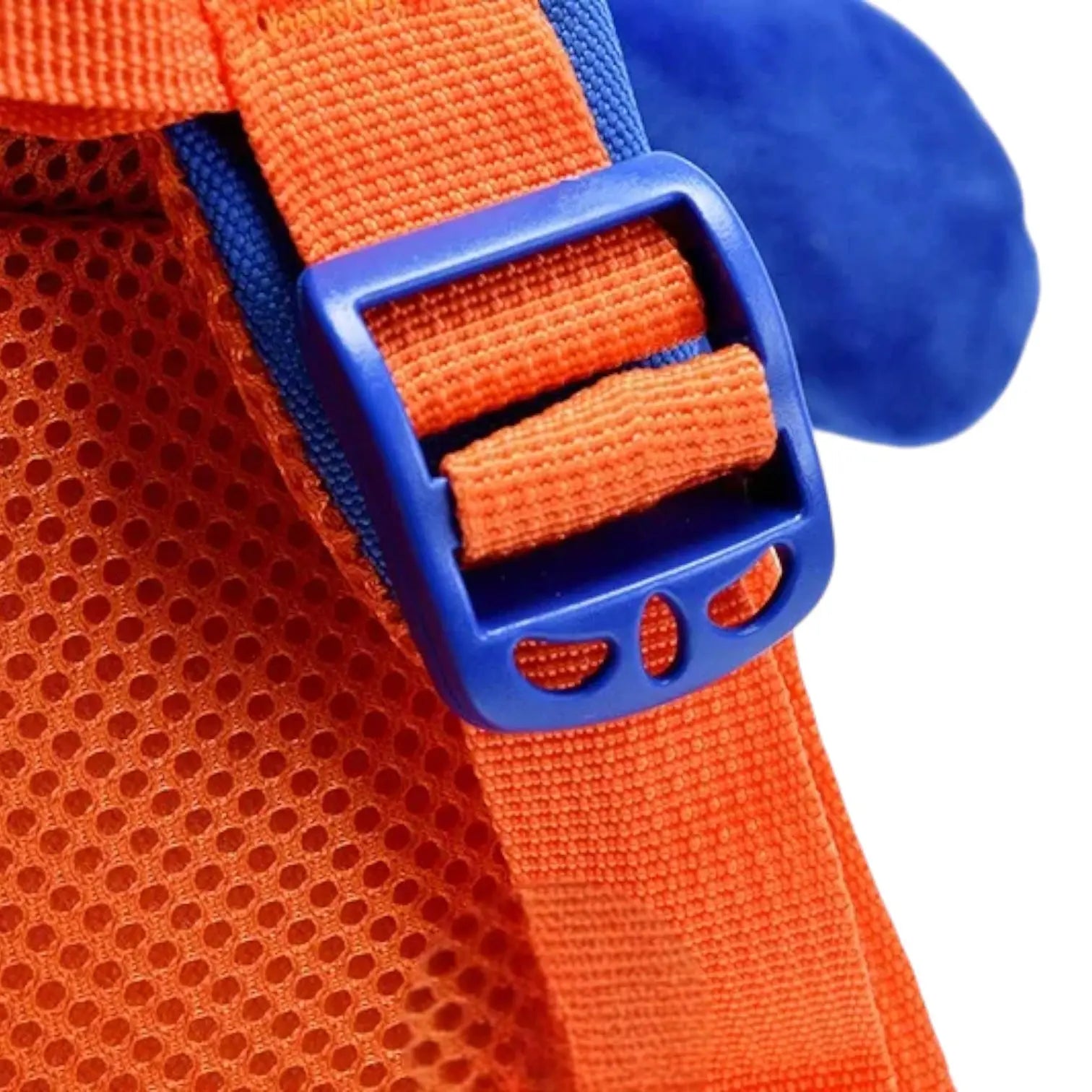 Détail de la bretelle réglable du sac à dos enfant motif chien