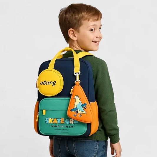 Enfant portant un sac à dos ergonomique bleu marine et orange avec trousse motif oiseau