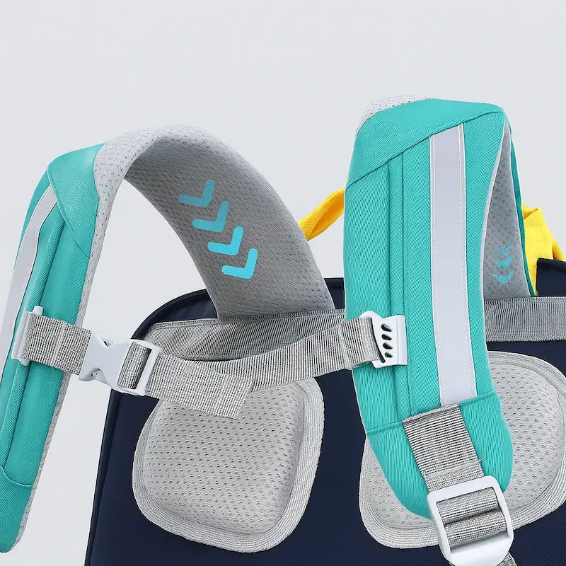 Bretelles larges et ergonomiques d’un sac à dos orthopédique enfant avec sangle de poitrine