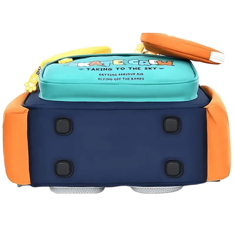 Vue du dessous d’un sac à dos ergonomique enfant bleu marine et orange avec renforts antidérapants