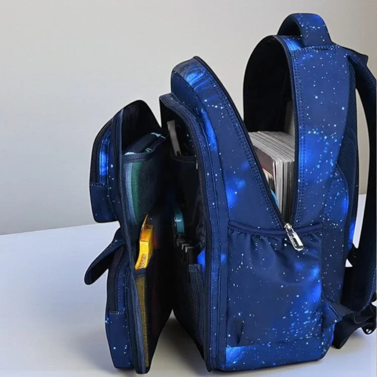 Sac à dos ergonomique bleu motif galaxie – vue ouverte montrant le rangement interne