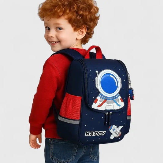 Sac à dos ergonomique garçon astronaute bleu marine avec motif spatial, porté par un enfant maternelle