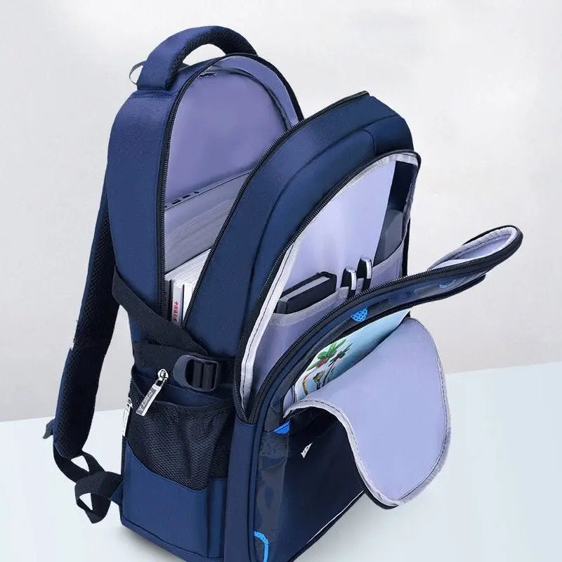 Vue latérale ouverte du sac à dos scolaire ergonomique bleu pour garçon, avec compartiments internes visibles.