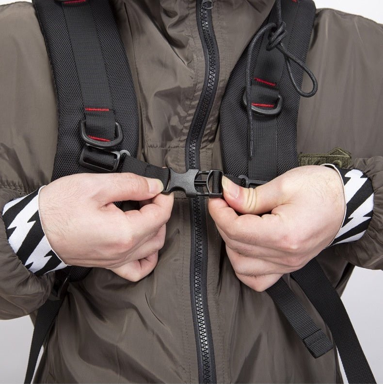 Zoom sur les attaches et réglages de bretelles du sac à dos étanche 50L