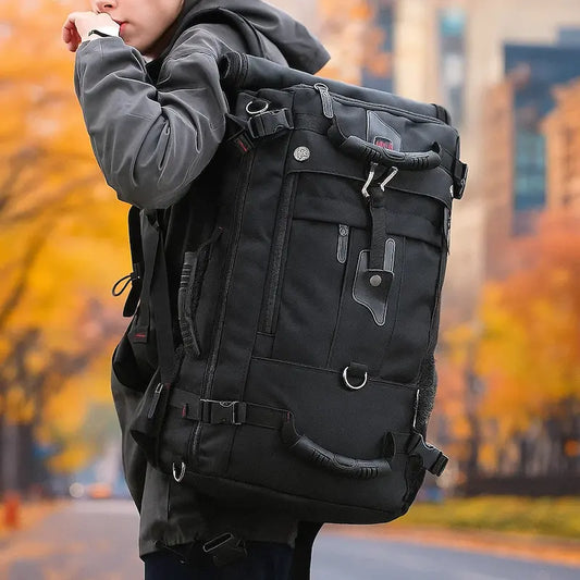 Sac à dos étanche 50L bleu porté en extérieur avec style randonnée et voyage