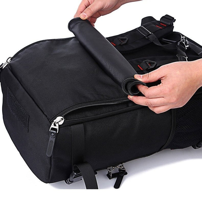 Sac à dos étanche 50L noir posé sur le côté avec ouverture zippée inférieure