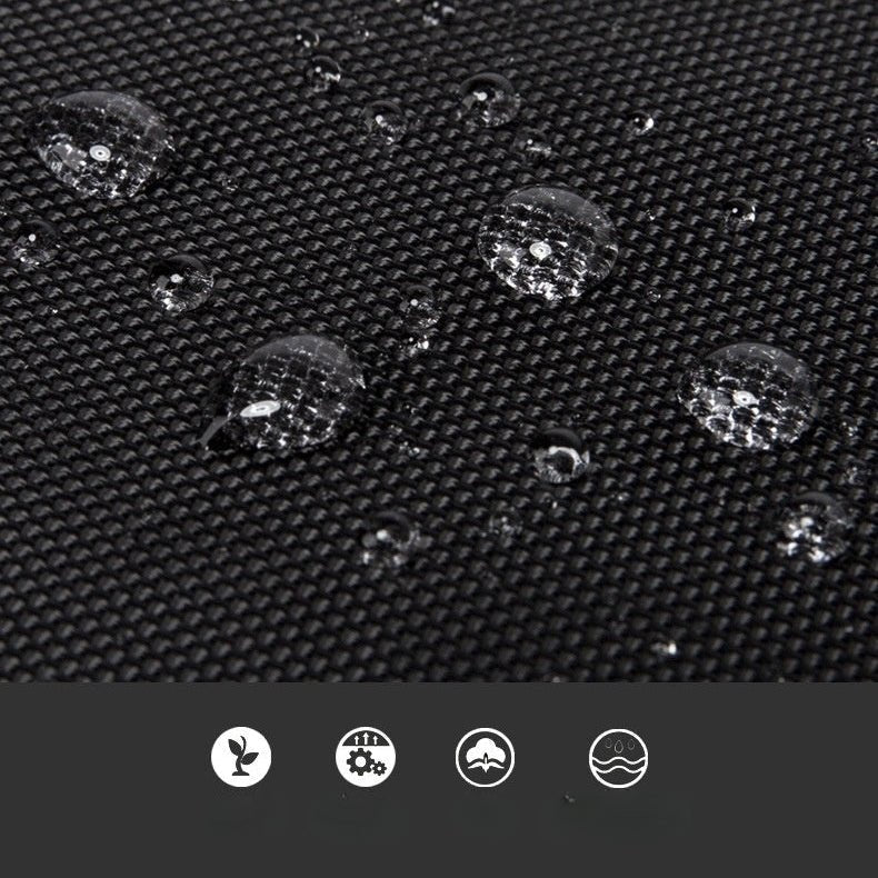 Zoom sur le tissu imperméable du sac à dos étanche 50L avec gouttes d’eau