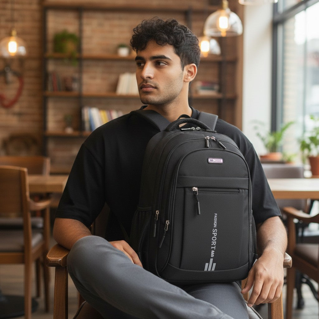 Sac à dos étudiant noir porté en intérieur d’université