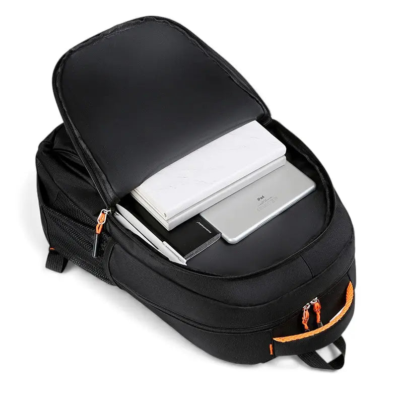 Intérieur du sac à dos étudiant noir avec rangement pour ordinateur