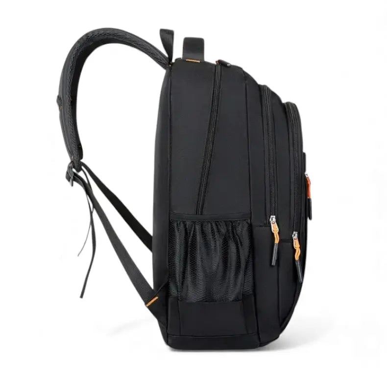 Vue de côté du sac à dos étudiant noir avec poches latérales