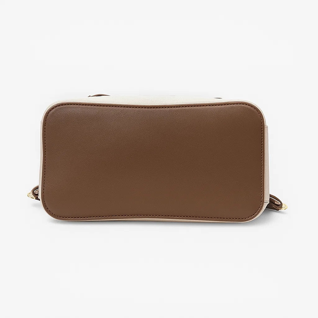 Vue du dessous d’un sac à dos bicolore marron et beige