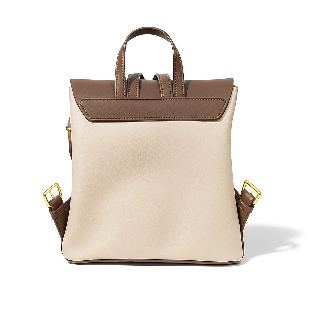 Vue arrière d’un sac à dos bicolore beige avec rabat marron et boucles métalliques