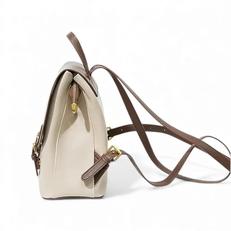 Vue latérale d’un sac à dos bicolore beige et marron avec bretelles fines