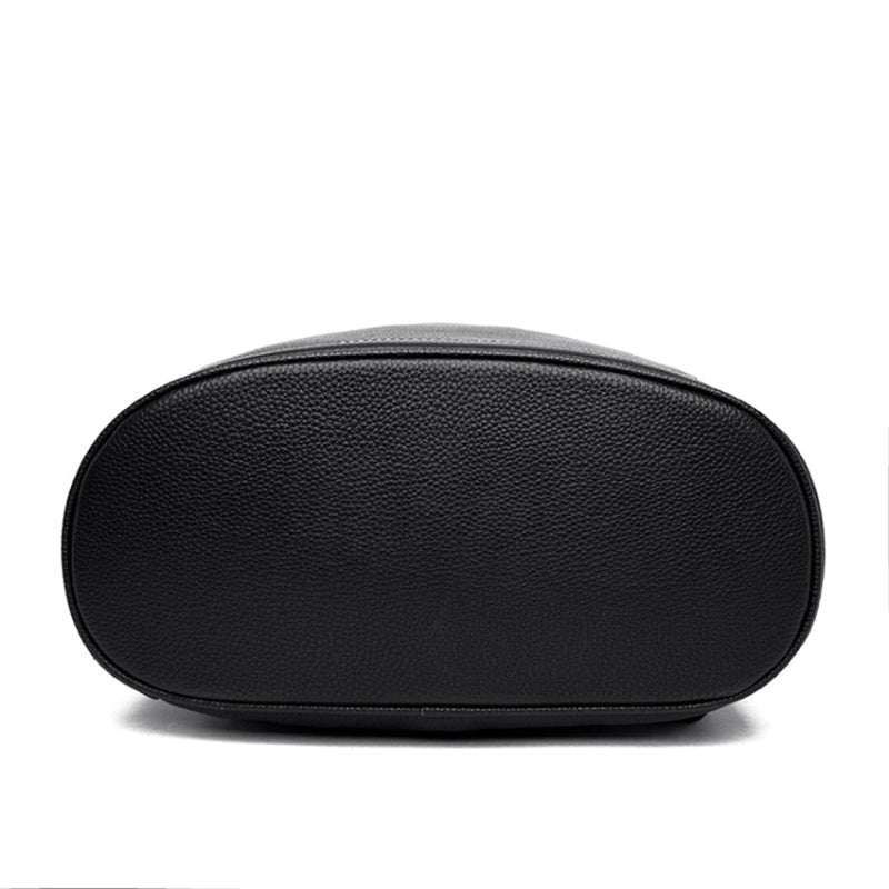 vue du dessous sac à dos femme cuir noir avec base renforcée