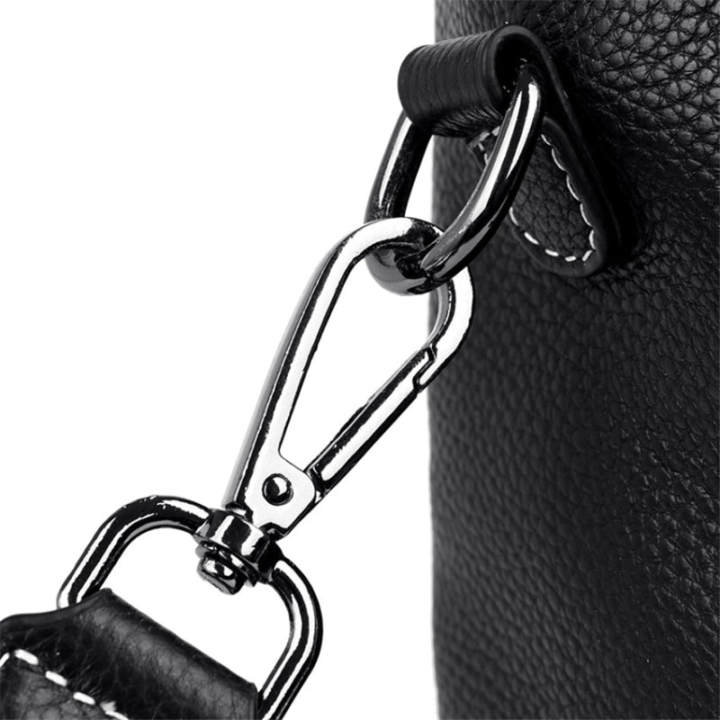 zoom mousqueton métallique sac à dos femme cuir noir